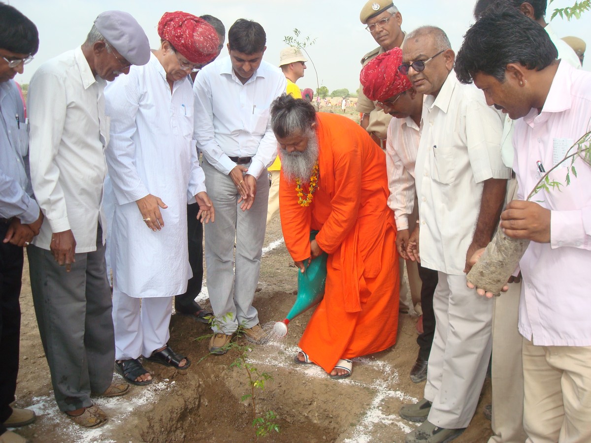 2016-04-22 Swami-Maheshwarananda-giving-tree-first-water