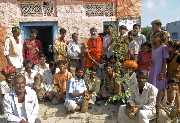 2016-04-22 Swami-Maheshwarananda-trees-Jadan 600x412 a16e3bc4d0a1ab71d2ffd7f0086ea801